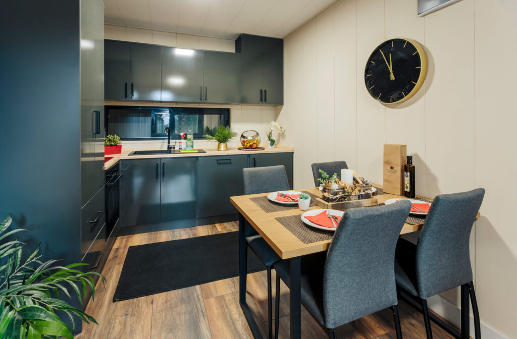 Keuken en eethoek in een opgeleverd tiny house