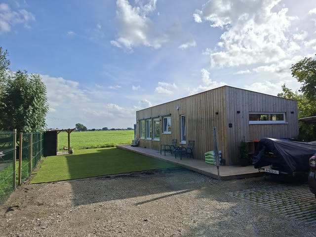 Houten woning met nieuw aangelegd gras bij het woonproject in Giessenburg