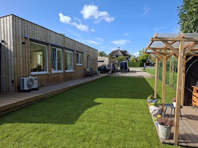 Groene buitenruimte tussen de eerste twee woningen in Giessenburg